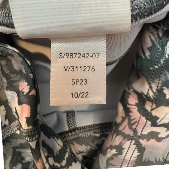 Athleta Ultimate Stash 7/8 Tight XS EUC - Picture 11 of 14